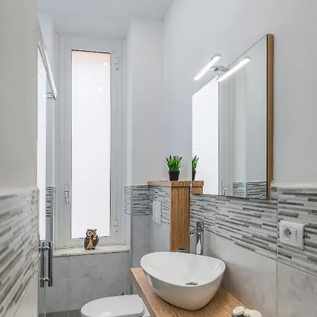 Grey House Apartment *